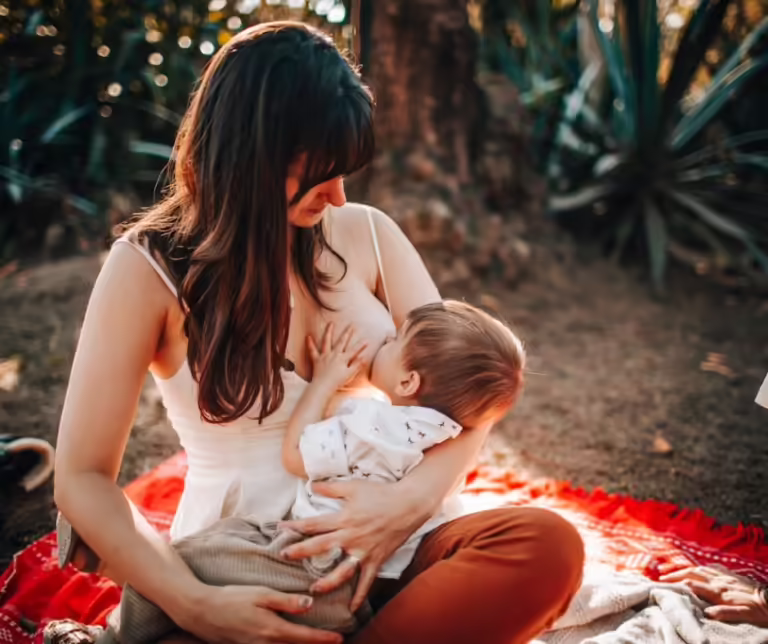 Cuidar do corpo durante a gravidez é essencial para garantir o bem-estar da mãe e do bebê. Porém, com tantas mudanças hormonais e físicas, é comum surgirem dúvidas sobre os cuidados mais adequados para a pele, os cabelos e a saúde geral. Neste artigo, vamos explorar todas as etapas dos cuidados com o corpo na gravidez, desde a prevenção de estrias até as melhores dicas para manter o cabelo saudável. Aqui você vai encontrar respostas completas e práticas para manter sua autoestima e beleza em dia durante esse momento especial.