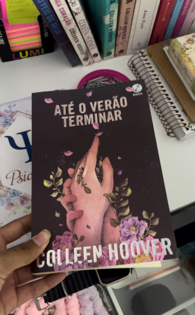 Resenha do Livro "Até o Verão Terminar" de Colleen Hoover Foto enviada por cliente Amazon sobre o Livro "Até o Verão Terminar" de Colleen Hoover