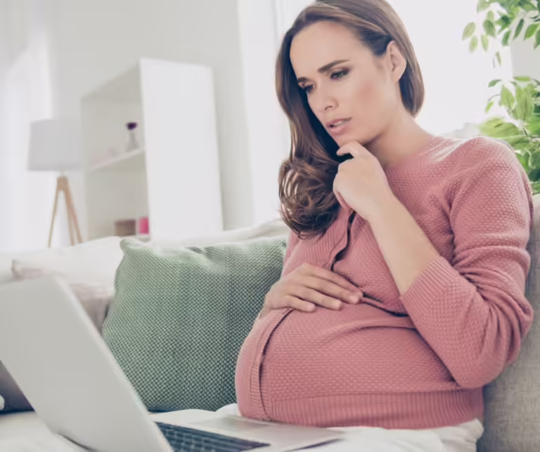 Além de te ajudar a se sentir mais segura, ter uma mala de maternidade bem organizada pode fazer toda a diferença, permitindo que você aproveite esse momento tão especial com mais serenidade.