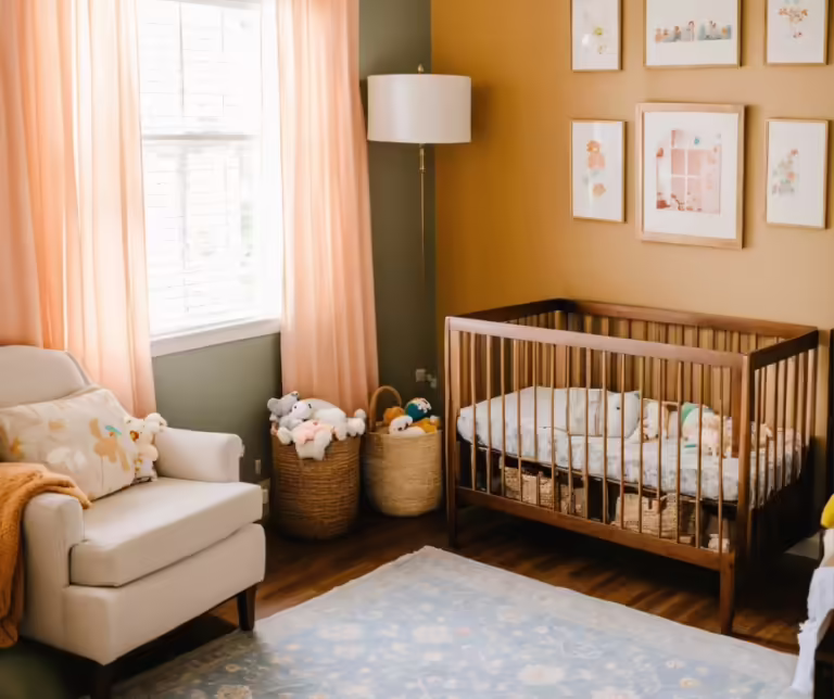 Montar o quarto do bebê é um dos momentos mais emocionantes para os futuros pais, mas também pode ser um desafio cheio de detalhes importantes. Ter um quarto de bebê completo envolve pensar na segurança, conforto e funcionalidade, para que o ambiente seja acolhedor para o pequeno e prático para os pais.