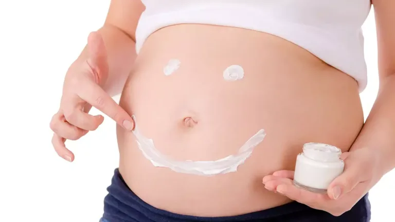 Neste artigo completo, vamos abordar tudo o que você precisa saber sobre skin care gestante, com foco em prevenção e tratamento das estrias, desde cuidados diários até tratamentos pós-parto.