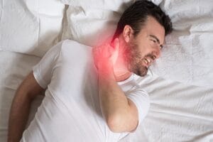 Você sabia que a maneira como dormimos pode ser a causa de dores persistentes no pescoço e na coluna? O travesseiro cervical desempenha um papel crucial na qualidade do sono e no bem-estar geral, mas poucas pessoas se atentam a isso. Afinal, como garantir um descanso verdadeiramente reparador sem comprometer a saúde?